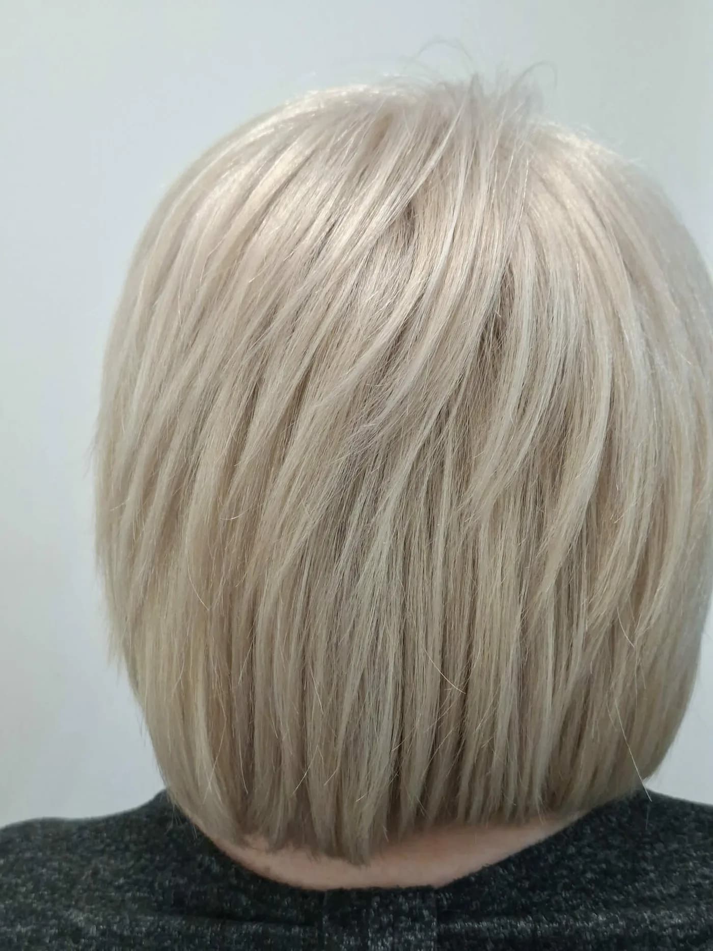 Coupe stylisée et finition soignée